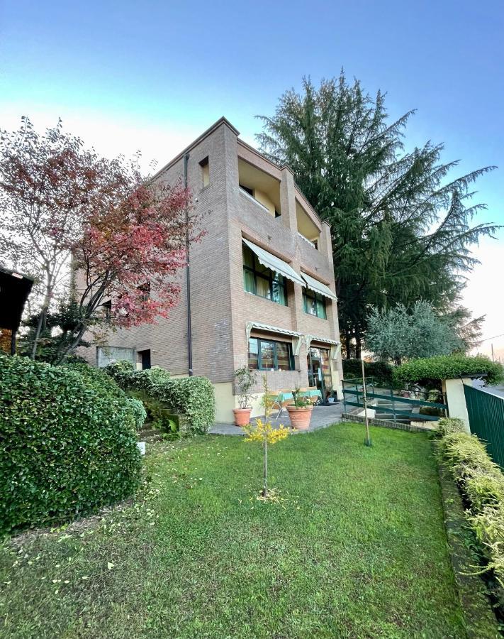 Hotel Visconti Cardano Al Campo Exterior foto