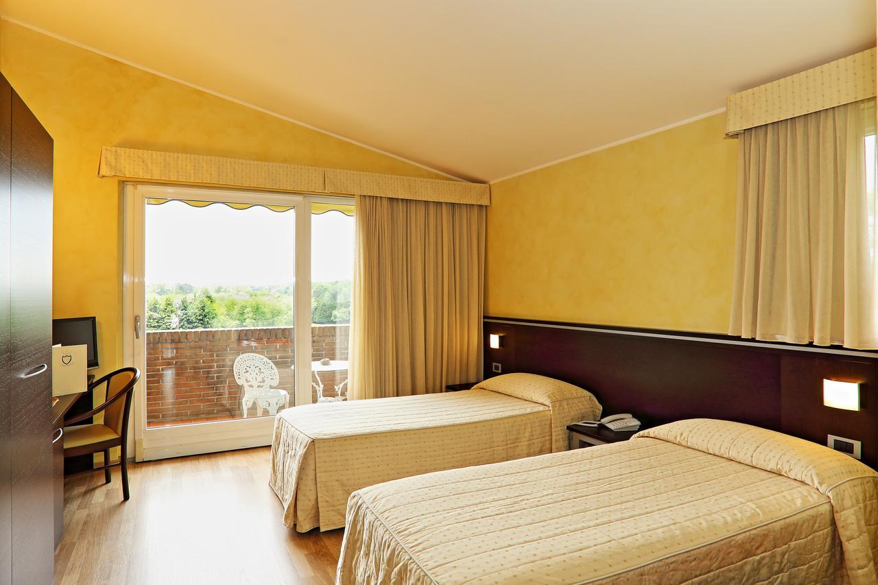 Hotel Visconti Cardano Al Campo Exterior foto