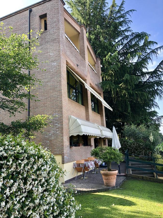 Hotel Visconti Cardano Al Campo Exterior foto