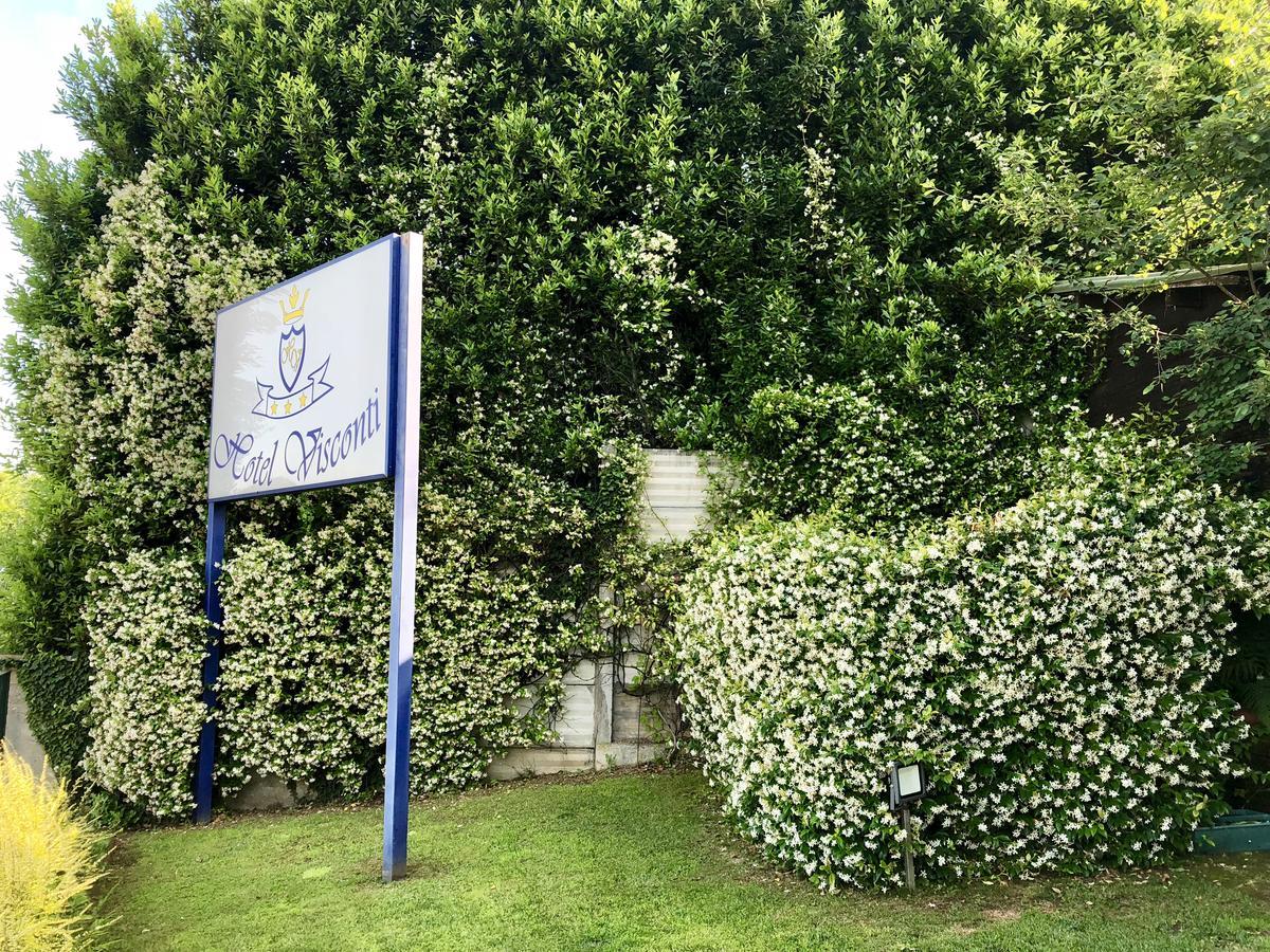 Hotel Visconti Cardano Al Campo Exterior foto