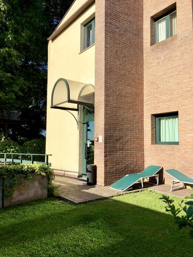 Hotel Visconti Cardano Al Campo Exterior foto