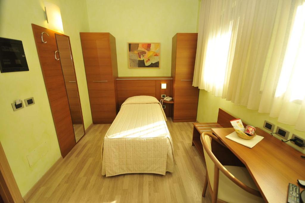 Hotel Visconti Cardano Al Campo Zimmer foto